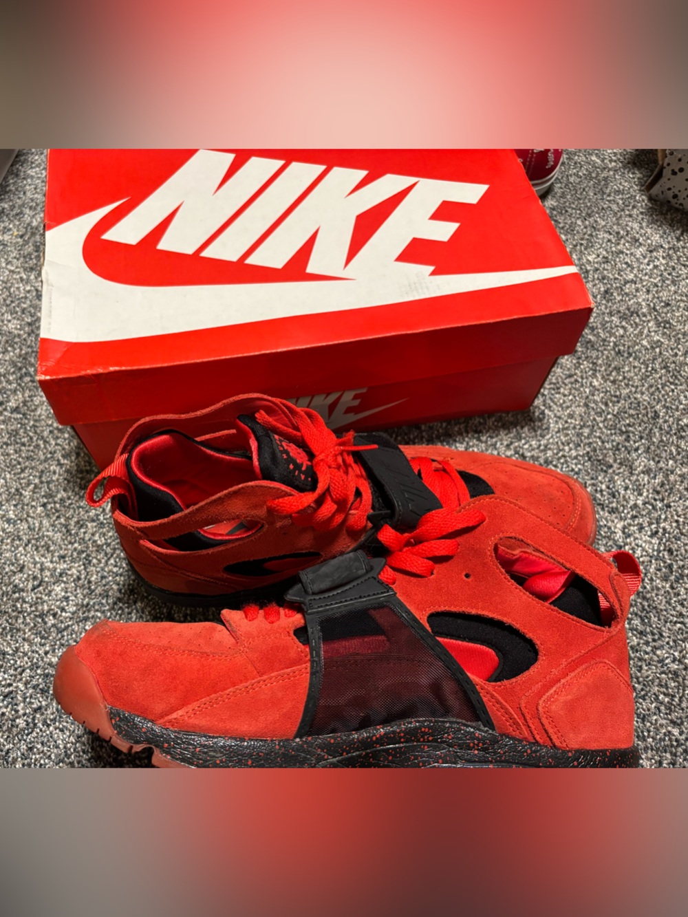 Nike Air Trainer Huarache

Red and Black Suede Mesh Sneakers